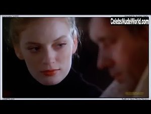 Grace Una hot scene in Guinevere (1999) 15