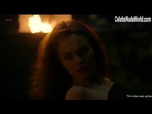 Sophie Skelton in Outlander (series) (2014) 16