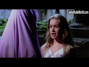 Alexandra Bastedo in La novia ensangrentada (1972) 12