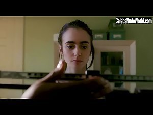 Lily Collins in To the Bone (2017) 14