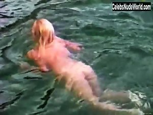 Pamela Anderson nude dipping in Pam & Tommy Lee sex tape (1998) 13