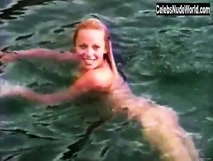 Pamela Anderson nude dipping in Pam & Tommy Lee sex tape (1998) 14