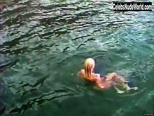 Pamela Anderson nude dipping in Pam & Tommy Lee sex tape (1998) 4