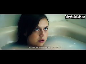 Bel Powley bath, hot scene in Wildling (2018) 7