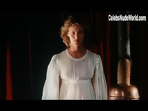 Gabrielle Lazure in La belle captive (1983) 14