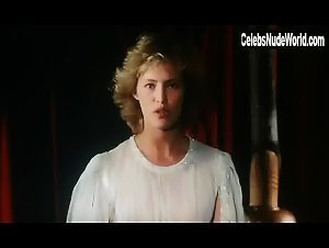 Gabrielle Lazure in La belle captive (1983) 15