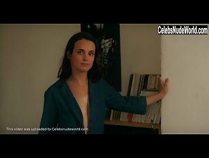 Jennifer Decker in Un beau voyou (2018) 8