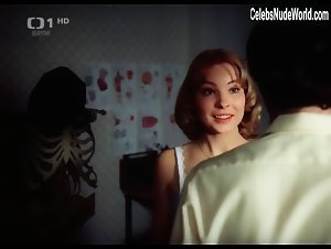 Adriana Tarabkova Strips , boobs In Jak basnici prichazeji o iluze (1985) 2