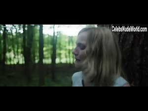 Emma Sehested Hoeg in Fasandraeberne (2014) 2