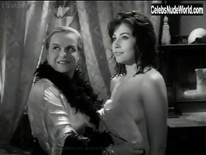 Eleni Anousaki in Ta kokkina fanaria (1963) 18