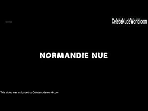 Daphne Dumons in Normandie nue (2018) 4
