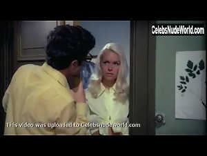 Gunilla af Halmstad in Mazurka pa sengekanten (1970) 20