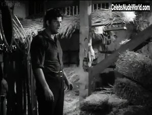 Mairi Hronopoulou in To homa vaftike kokkino (1966) 13