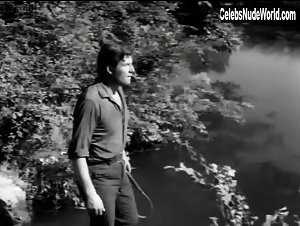 Mairi Hronopoulou in To homa vaftike kokkino (1966)