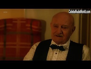 Martina Kratka in Jak basnici cekaji na zazrak (2016) 16