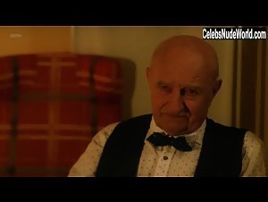 Martina Kratka in Jak basnici cekaji na zazrak (2016) 3