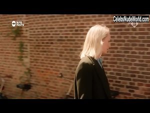 Sophie van Winden in Ik Weet Wie Je Bent (series) (2018) 2