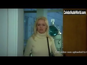 Susanne Jagd in Tandlaege pa sengekanten (1971) 18