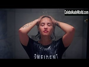 Demi Lovato Nude, butt scene in Vanity Fair: Photoshoot (2015) 1