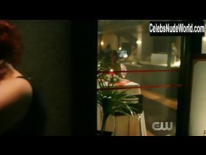Chyler Leigh, Caity Lotz lesbian, Sexy scene in Supergirl (2015-2021) 1
