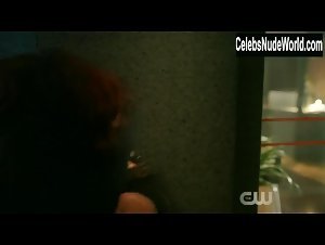 Chyler Leigh, Caity Lotz lesbian, Sexy scene in Supergirl (2015-2021) 10