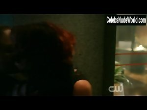 Chyler Leigh, Caity Lotz lesbian, Sexy scene in Supergirl (2015-2021) 15
