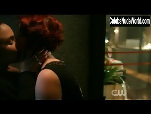 Chyler Leigh, Caity Lotz lesbian, Sexy scene in Supergirl (2015-2021) 2