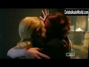 Chyler Leigh, Caity Lotz lesbian, Sexy scene in Supergirl (2015-2021) 6