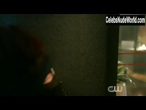 Chyler Leigh, Caity Lotz lesbian, Sexy scene in Supergirl (2015-2021) 7