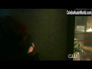 Chyler Leigh, Caity Lotz lesbian, Sexy scene in Supergirl (2015-2021) 8