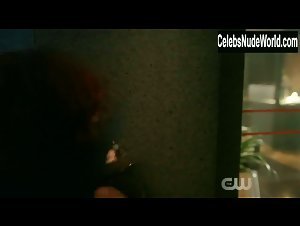 Chyler Leigh, Caity Lotz lesbian, Sexy scene in Supergirl (2015-2021) 9