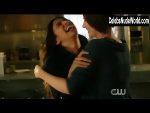Chyler Leigh, Floriana Lima lesbian, Sexy scene in Supergirl (2015-2021)