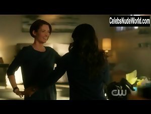Chyler Leigh, Floriana Lima lesbian, Sexy scene in Supergirl (2015-2021) 15