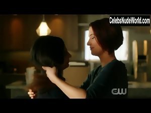 Chyler Leigh, Floriana Lima lesbian, Sexy scene in Supergirl (2015-2021) 17