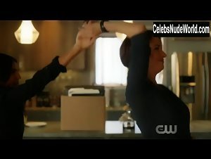 Chyler Leigh, Floriana Lima lesbian, Sexy scene in Supergirl (2015-2021) 3