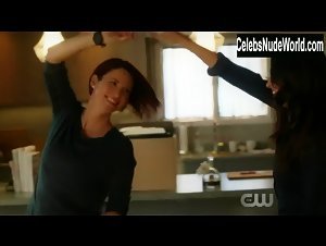 Chyler Leigh, Floriana Lima lesbian, Sexy scene in Supergirl (2015-2021) 6