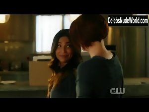 Chyler Leigh, Floriana Lima lesbian, Sexy scene in Supergirl (2015-2021) 8