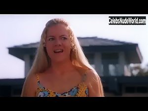 Christine Taylor, Jennifer Elise Cox Sexy, bikini scene in A Very Brady Sequel (1996) 8