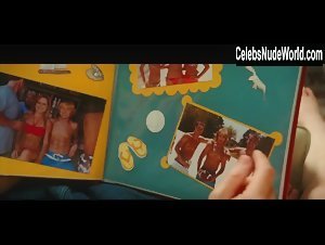Jenna Fischer Sexy, bikini scene in Hall Pass (2011) 3