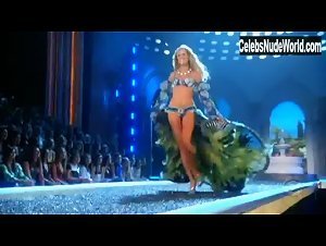 Karolina Kurkova Sexy, underwear scene in Victoria's Secret Fashion Show 2007 18