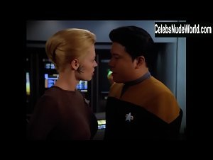 Jeri Ryan Tight Dress , Sexy Butt scene in Star Trek: Voyager (1995-2001) 2