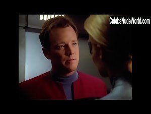 Jeri Ryan Face , Close Up scene in Star Trek: Voyager (1995-2001) 12
