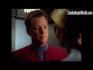 Jeri Ryan Face , Close Up scene in Star Trek: Voyager (1995-2001) 13