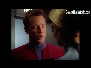 Jeri Ryan Face , Close Up scene in Star Trek: Voyager (1995-2001) 14