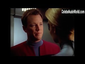 Jeri Ryan Face , Close Up scene in Star Trek: Voyager (1995-2001) 16