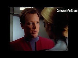 Jeri Ryan Face , Close Up scene in Star Trek: Voyager (1995-2001) 17