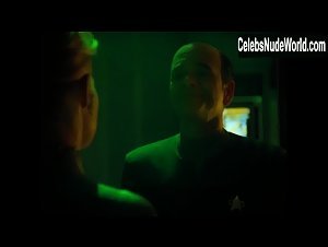 Jeri Ryan Posing , Sexy Butt scene in Star Trek: Voyager (1995-2001) 19