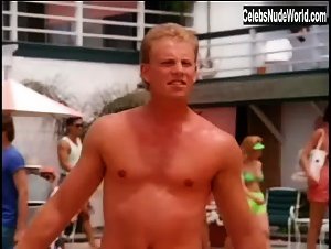 Jennie Garth bikini, Sexy scene in Beverly Hills, 90210 (1990-2000) 10