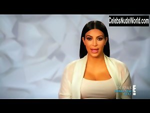 Kourtney Kardashian, Khloe Kardashian Sexy scene in Keeping Up with the Kardashians (2007-2021)