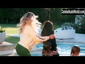 Kim Kardashian, Kourtney Kardashian bikini, butt scene in Keeping Up with the Kardashians (2007-2021) 14